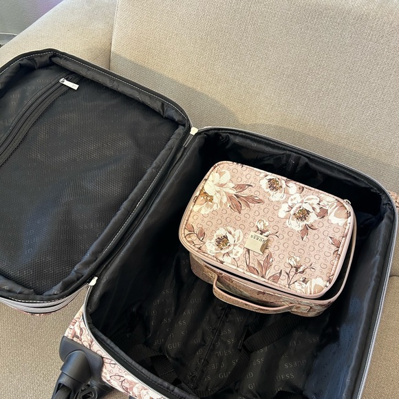 Guess floral travel bundle - Picture 8 of 11
